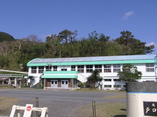 戸口小学校とヒラキ山遺跡遠景