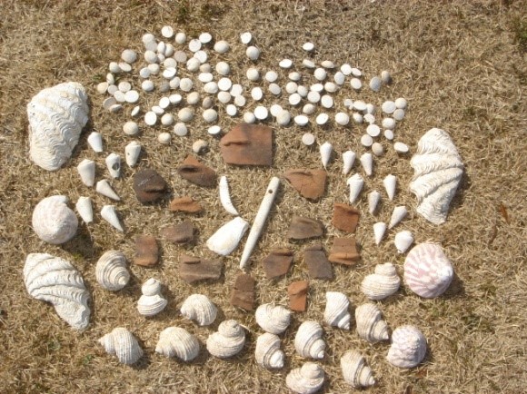 ウフタ遺跡出土の土器や貝・骨製品