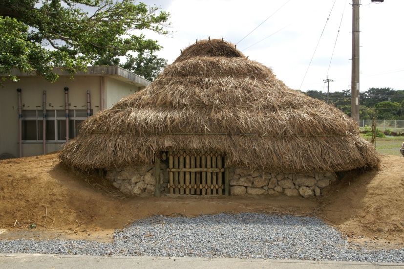 ウフタ遺跡出土の石囲い竪穴住居跡（赤徳小中学校に復元されています）