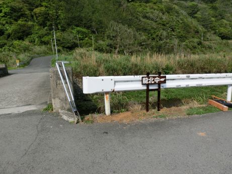 橋の手前を右折です。